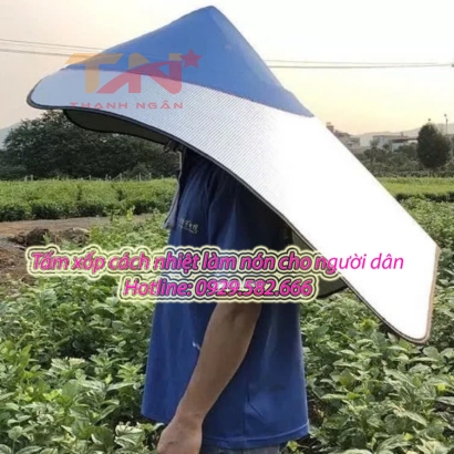 Tấm Xốp Tráng Bạc Cách Nhiệt Làm Mũ Chống Nắng Cho Người Dân Đi Ruộng