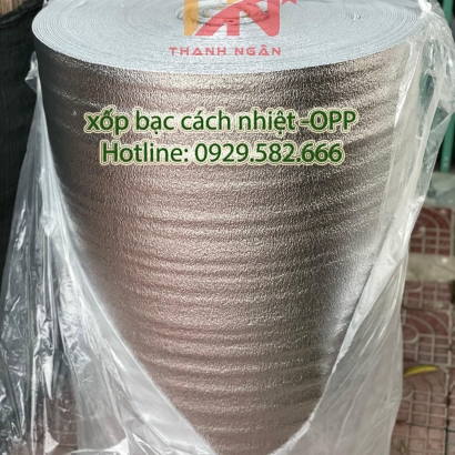 Tấm Xốp Tráng Bạc Cách Nhiệt Làm Mũ Chống Nắng Cho Người Dân Đi Ruộng